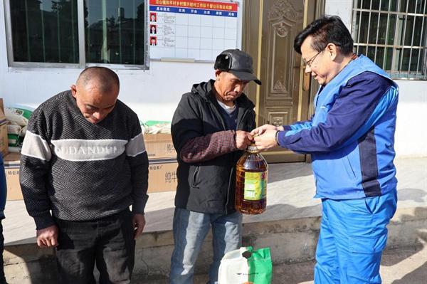 践行央企责任 企地心连心丨中交路建贵都扩容工程开展“情暖布依”送温暖行动