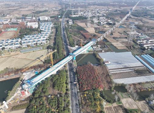 中鐵四局南京分公司寧（南京）淮（安）城際鐵路跨規劃路G235連續梁合龍