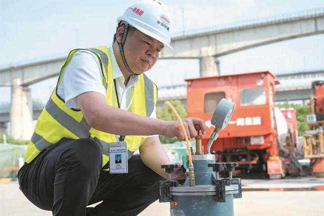 为混凝土施法的“大国工匠”  ——中铁十一局集团第三工程公司试验主任陈永胜用匠心“调”出大国基建硬核底色