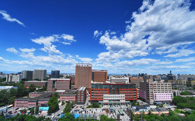 远见与匠心 前瞻性材料应用筑就医疗建筑典范——《瞰建好医院》四十四所委属医院的基建创新实践之北京大学第三医院