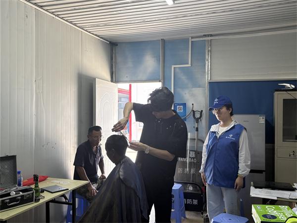 义剪暖人心 锦旗寄真情