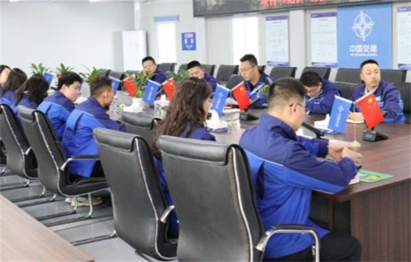 中交一公局集团建筑公司武清项目党支部组织学习黄启东同志先进事迹