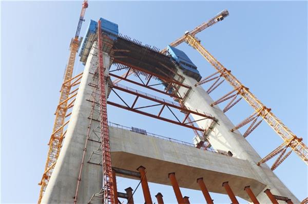 中交路建河南王官黄河大桥项目25号主塔上横梁施工完成