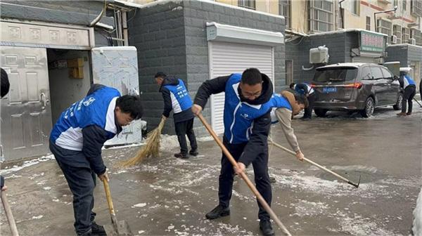 中交一公局集团建筑公司河东项目“蓝马甲”组织清雪保畅通工作