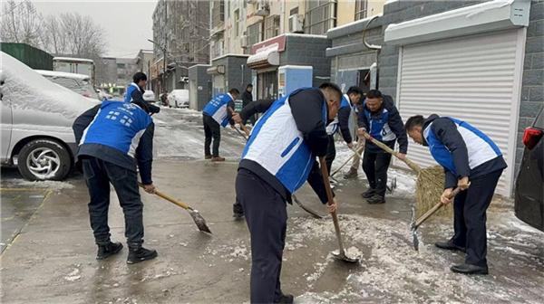 中交一公局集团建筑公司河东项目“蓝马甲”组织清雪保畅通工作