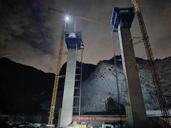 108新线高速西大地大桥0#块首件顺利浇筑完成