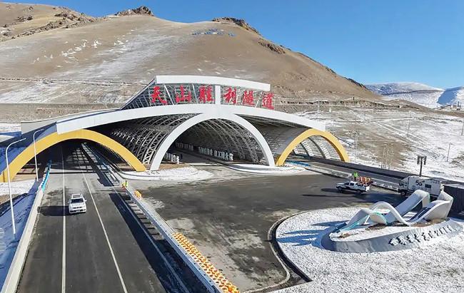 世界最长高速公路隧道通车