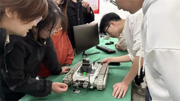 长江大学“攀云”团队研发“智蛛侠”机器人,科技赋能建筑安全检测