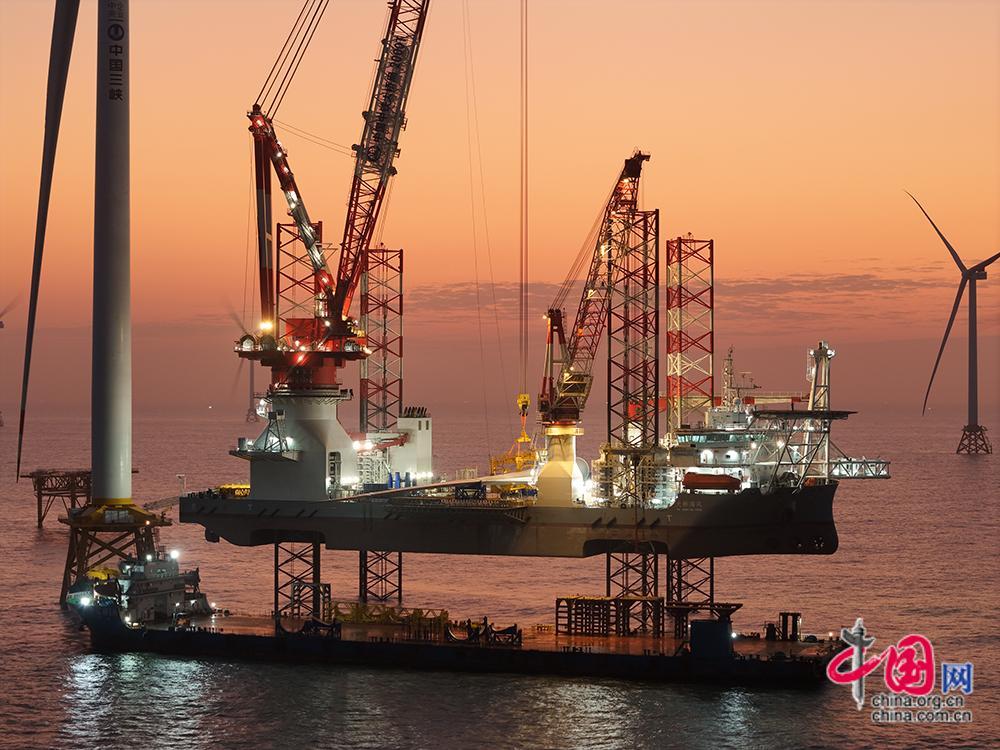 全球首台20兆瓦海上风机吊装完成