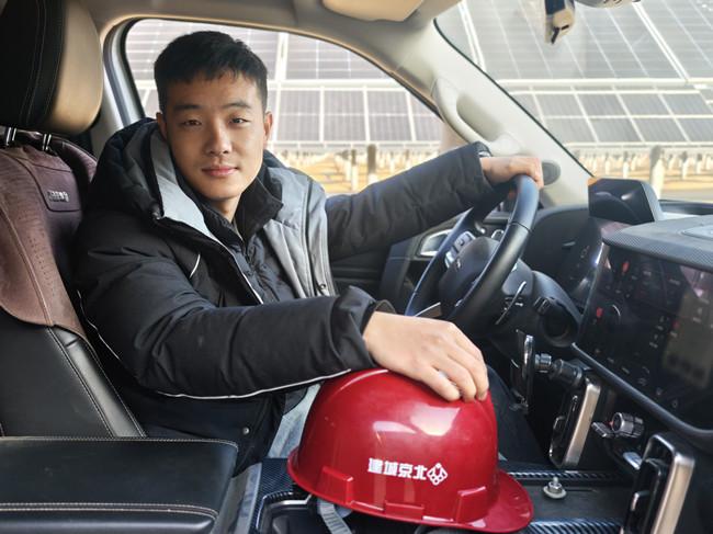 沙海植“光” 大漠夫妻的坚守——记光伏治沙工程建设者段军与徐爽