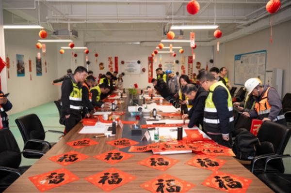 筆墨迎春 福至工地丨中建八局文旅博覽公司承辦江蘇省建設工會“寫春聯(lián)送福字”活動