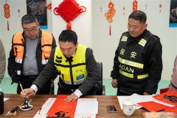 筆墨迎春 福至工地丨中建八局文旅博覽公司承辦江蘇省建設工會“寫春聯(lián)送福字”活動