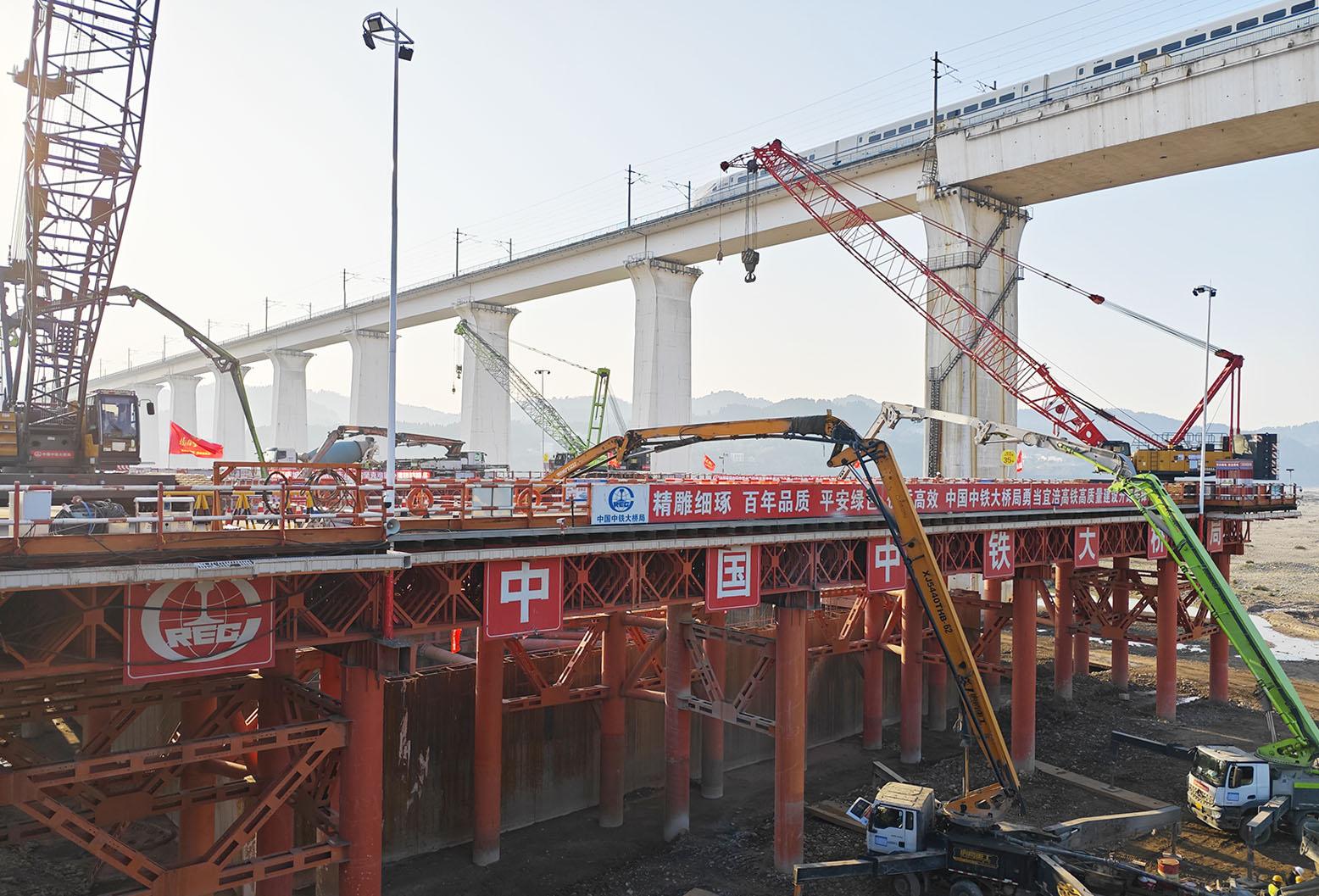 亮剑胭脂坝 ——沿江高铁宜昌长江公铁大桥首座主塔承台浇筑现场走笔