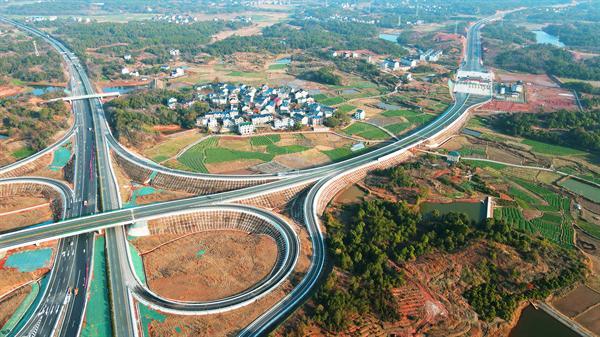 沪昆高速铅山互通连接线高速口至S522省道路段顺利通车