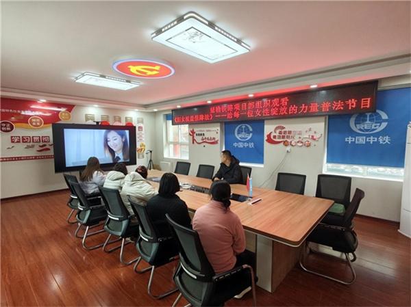 巾帼绽芳华，筑路启新程