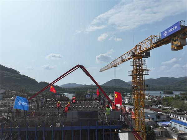 海南G98大三亚段扩容2标项目控制性工程三道特大桥全线首个顺利浇筑