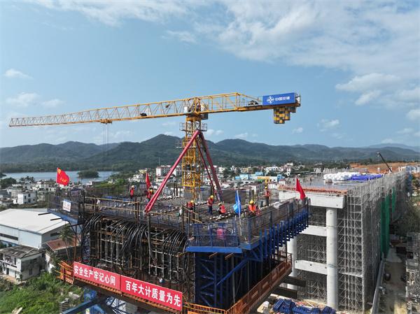 海南G98大三亚段扩容2标项目控制性工程三道特大桥全线首个顺利浇筑