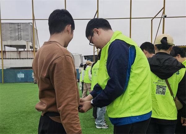 中交“蓝马甲”点亮星光上海安置房项目开展关爱孤独症儿童公益活动