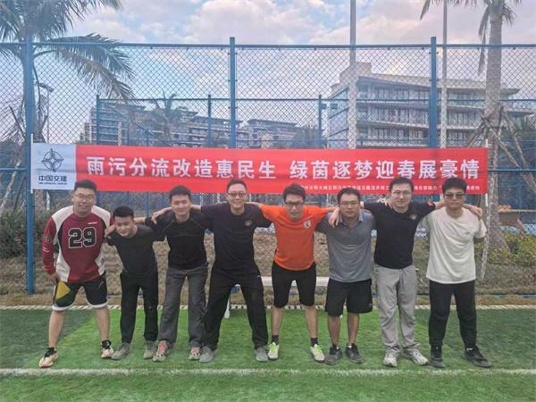 绿茵场上邻里情