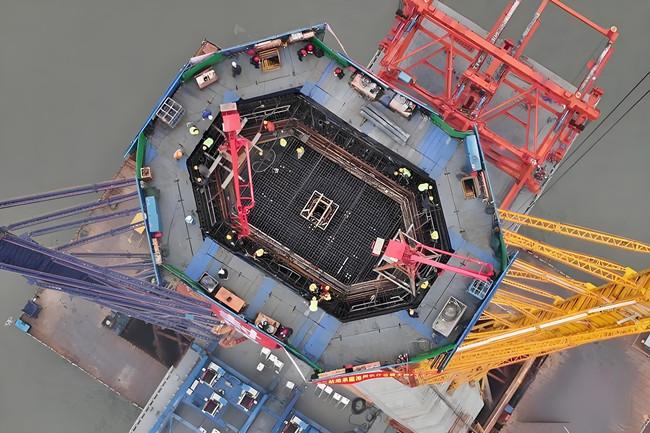 池州长江公铁大桥北主塔封顶