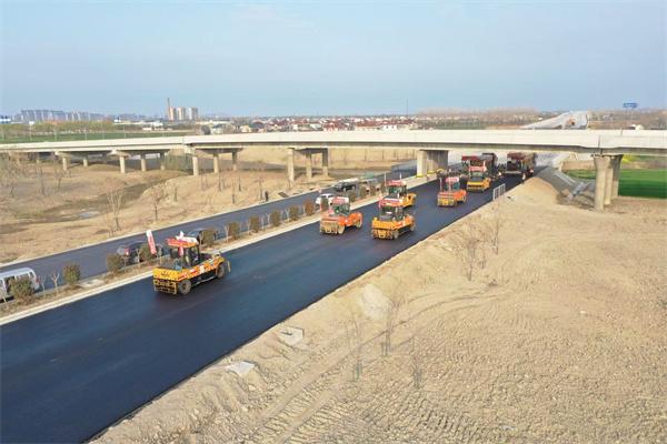 江苏东兴路面21标项目沥青下面层主线施工圆满完成