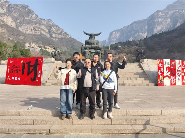 中交一公局八公司孟州供排水一体化项目开展“登龙脊.祈安康”集体徒步登山活动