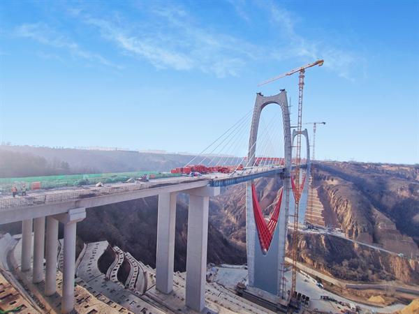 黄土塬上筑梦“剪凤来仪”——中交一航局G244线庆阳过境段施工总承包项目部张铁沟特大桥完成合龙