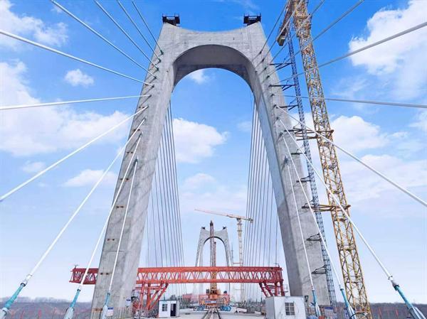 黄土塬上筑梦“剪凤来仪”——中交一航局G244线庆阳过境段施工总承包项目部张铁沟特大桥完成合龙