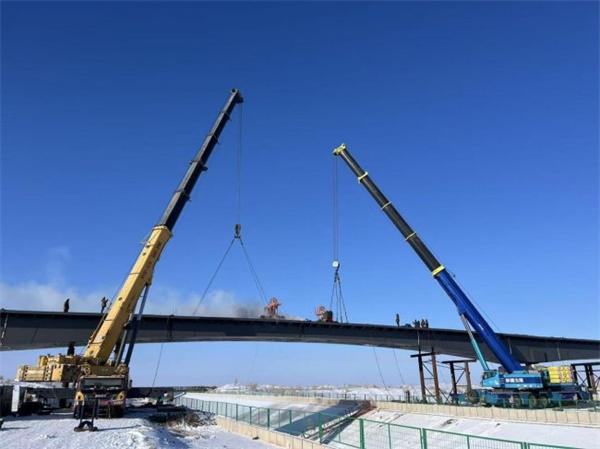 以桥为脉，在沙漠戈壁种下光伏“生命树”