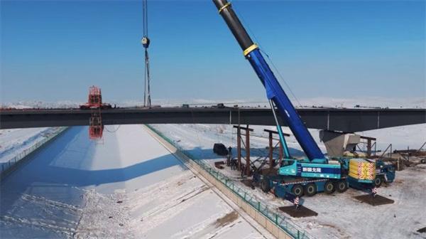 以桥为脉，在沙漠戈壁种下光伏“生命树”