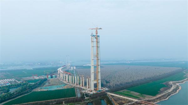 中交路建张靖皋长江大桥南航道桥主索鞍精准起吊