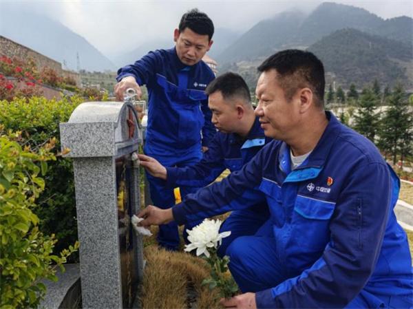 弘扬英烈精神、筑牢党性根基