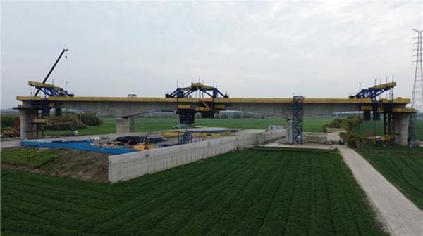 海盐特大桥跨规划海盐大道连续梁顺利合龙