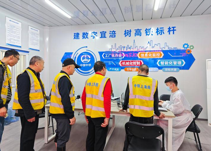健康不打烊 关爱在工地 ——中铁上海局六公司宜涪高铁一分部为200余名产业工人送上“健康大礼包”