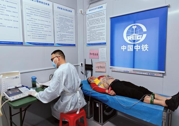 健康不打烊 关爱在工地 ——中铁上海局六公司宜涪高铁一分部为200余名产业工人送上“健康大礼包”