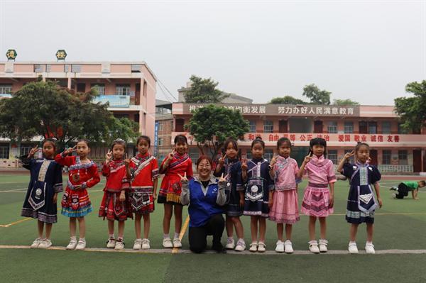 中交蓝马甲护学进校园体验壮乡 “三月三”民俗风情