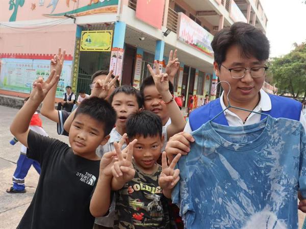 中交蓝马甲护学进校园体验壮乡 “三月三”民俗风情