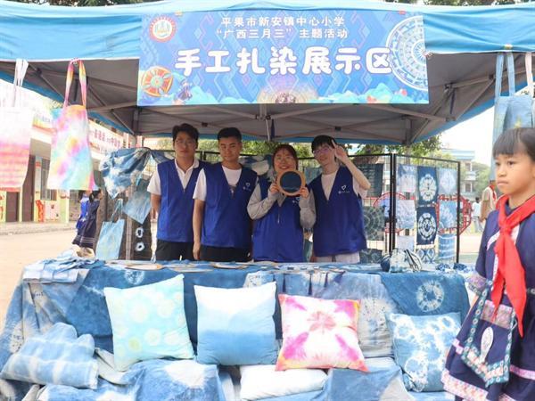 中交蓝马甲护学进校园体验壮乡 “三月三”民俗风情