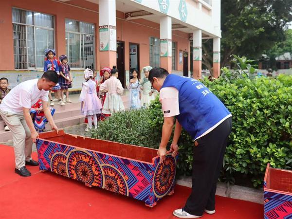 中交蓝马甲护学进校园体验壮乡 “三月三”民俗风情