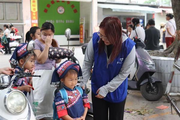 中交蓝马甲护学进校园体验壮乡 “三月三”民俗风情