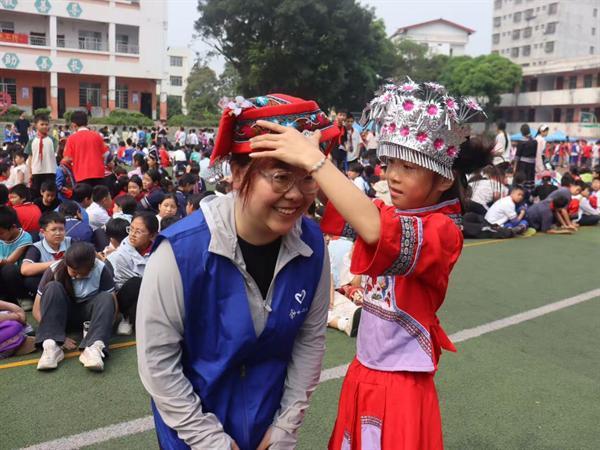 中交蓝马甲护学进校园体验壮乡 “三月三”民俗风情