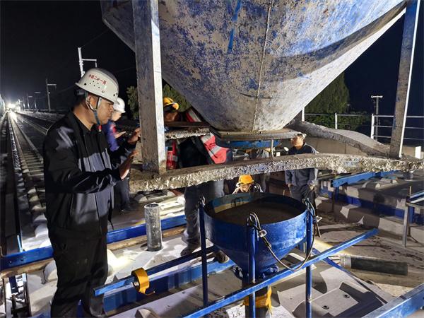 中铁二十一局成渝中线铁路7标一分部首段CRTSⅢ型板式无砟轨道道床板灌板施工顺利完成