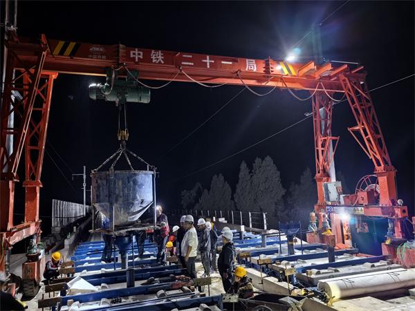 中铁二十一局成渝中线铁路7标一分部首段CRTSⅢ型板式无砟轨道道床板灌板施工顺利完成