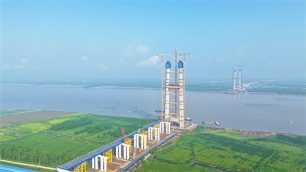 湖北汉南长江大桥南岸主塔中横梁混凝土浇筑顺利完成