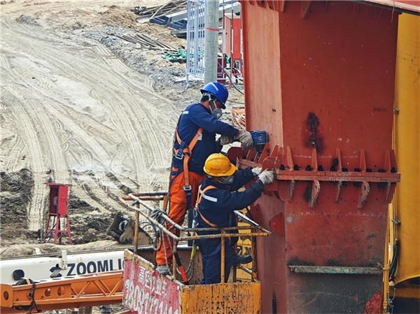 延榆铁路移动模架主梁成功吊装