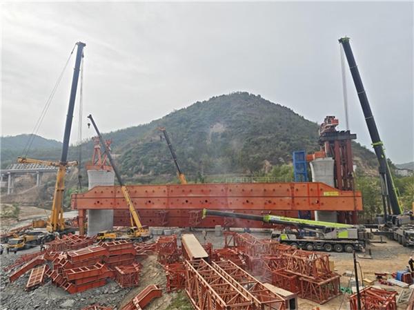 延榆铁路移动模架主梁成功吊装