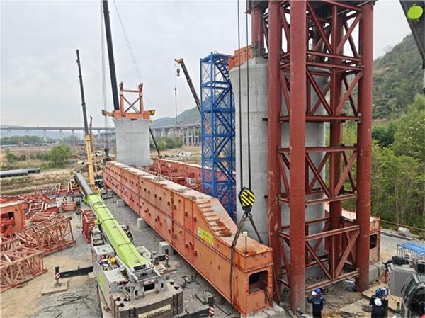 延榆铁路移动模架主梁成功吊装