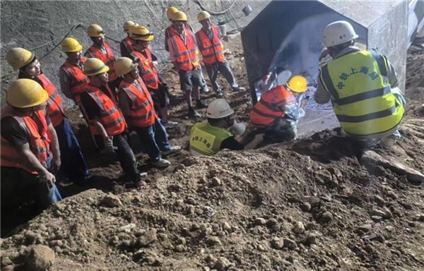 延榆铁路2标项目部荣获“陕西省工人先锋号”