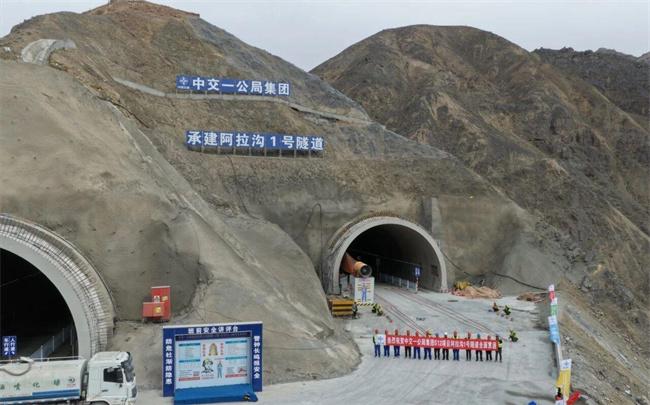 中交一公局集团S12高速高托巴段首条隧道顺利贯通