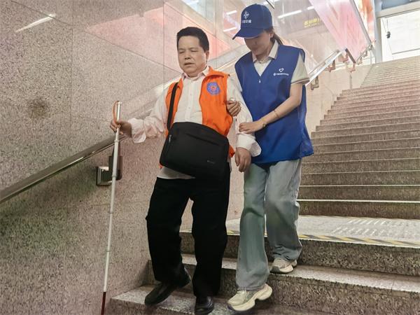 中交“蓝马甲”以爱为眼 向光而行上海安置房项目开展“我是你的眼”公益助盲活动